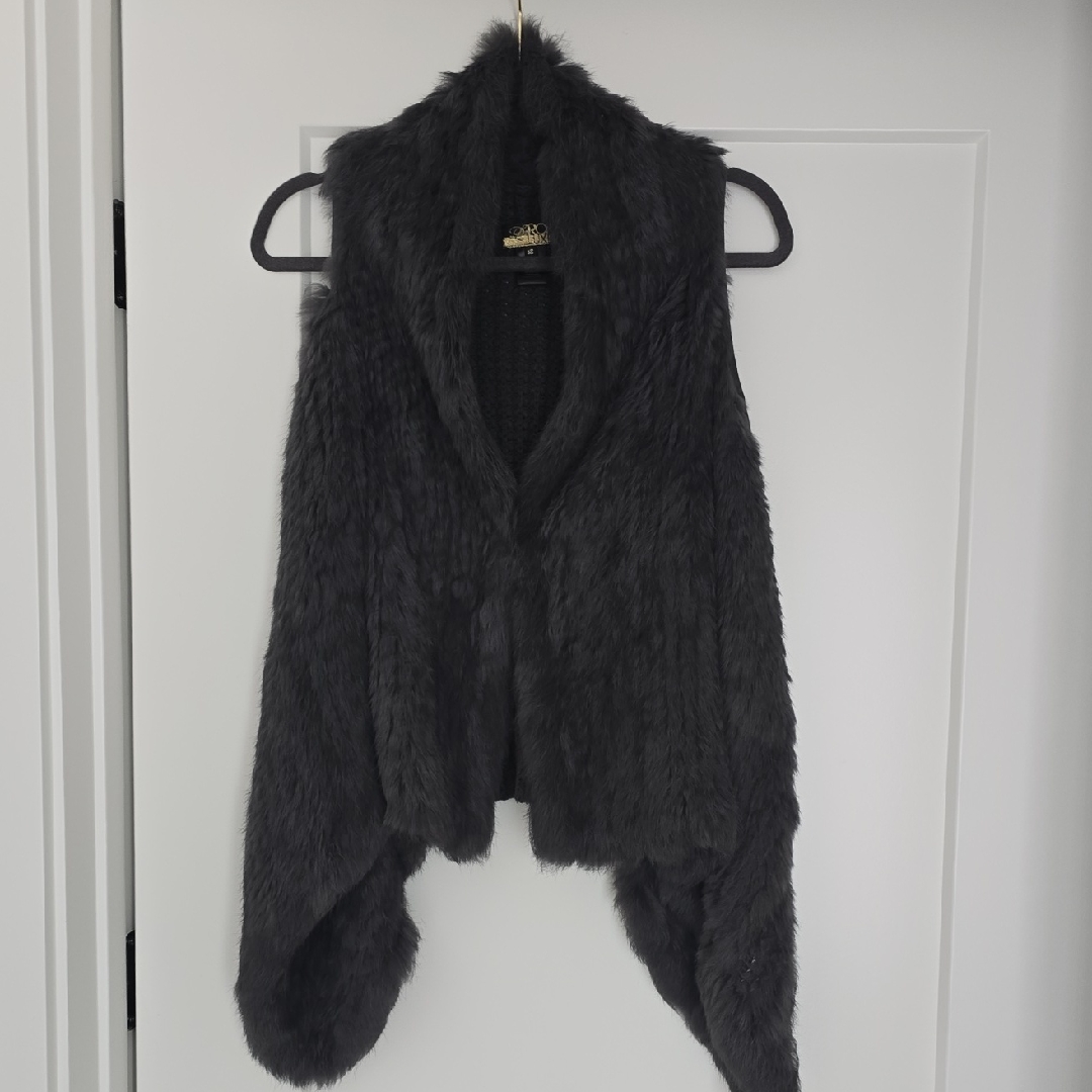 Luxe Gray Knit Labeled Vest With Gold Logo